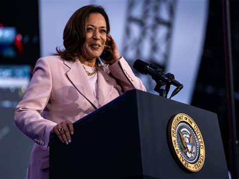 Kamala Harris felicita a Donald Trump en un gesto inesperado de reconciliación, destacando la importancia de la unidad política en tiempos de desafíos significativos.