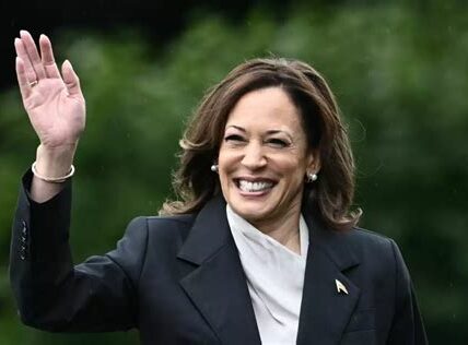 Kamala Harris logra un respaldo crucial en ocho estados clave de EE. UU., fortaleciendo su influencia antes de las elecciones presidenciales del próximo año.