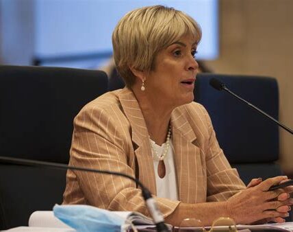 Linda McMahon, magnate de WWE sin experiencia educativa, podría transformar la educación con enfoque empresarial. Su nominación genera debate y críticas en el Senado.