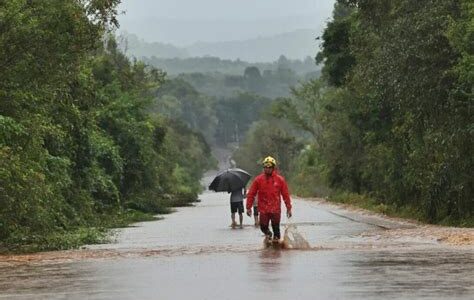 Intensas lluvias y desbordamientos en España: se movilizan 10,000 efectivos para garantizar la seguridad y asistencia en las zonas más afectadas. La población debe seguir las alertas.