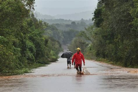 Intensas lluvias y desbordamientos en España: se movilizan 10,000 efectivos para garantizar la seguridad y asistencia en las zonas más afectadas. La población debe seguir las alertas.