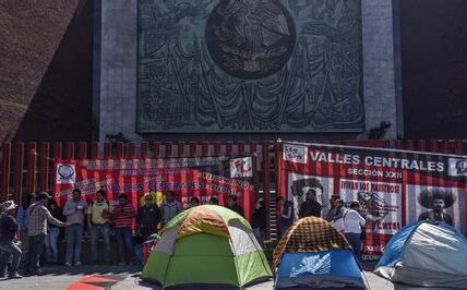 Protesta educativa en CDMX: maestros exigen abrogación de la Reforma Educativa y mejoras laborales. Bloqueo afecta Cámara de Diputados y tránsito local. Autoridades aún no responden.