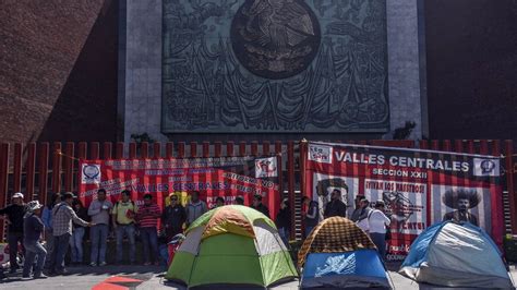 Protesta educativa en CDMX: maestros exigen abrogación de la Reforma Educativa y mejoras laborales. Bloqueo afecta Cámara de Diputados y tránsito local. Autoridades aún no responden.