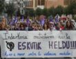 La Marcha de las Mujeres en Turquía destacó por violencia, detenciones y represalias, reflejando graves desafíos para los derechos de género.