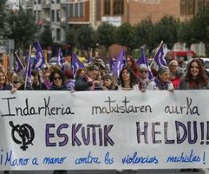 La Marcha de las Mujeres en Turquía destacó por violencia, detenciones y represalias, reflejando graves desafíos para los derechos de género.