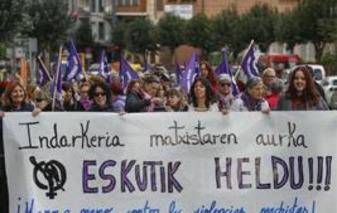 La Marcha de las Mujeres en Turquía destacó por violencia, detenciones y represalias, reflejando graves desafíos para los derechos de género.