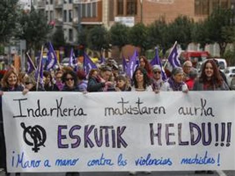 La Marcha de las Mujeres en Turquía destacó por violencia, detenciones y represalias, reflejando graves desafíos para los derechos de género.