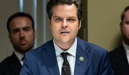 Gaetz se retira de la carrera para Fiscal General, dejando abierta la puerta a otros candidatos republicanos en un momento político crucial. Su futuro sigue siendo incierto.