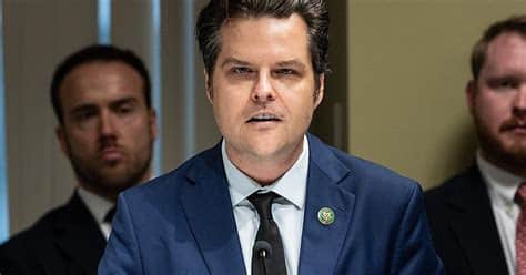 Gaetz se retira de la carrera para Fiscal General, dejando abierta la puerta a otros candidatos republicanos en un momento político crucial. Su futuro sigue siendo incierto.