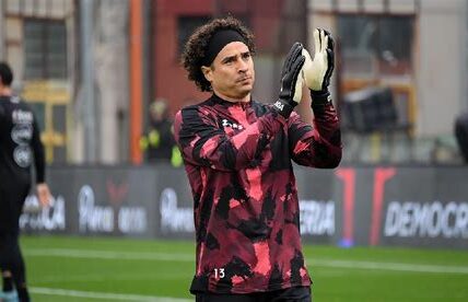 Memo Ochoa refuerza su legado en Europa con una actuación impecable en Salernitana, demostrando seguridad y experiencia bajo la dirección de Javier Aguirre.