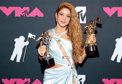 Elegancia y creatividad se unieron en los MTV EMA, donde las celebridades lucieron atuendos que deslumbraron por su diversidad y estilo en la alfombra roja.