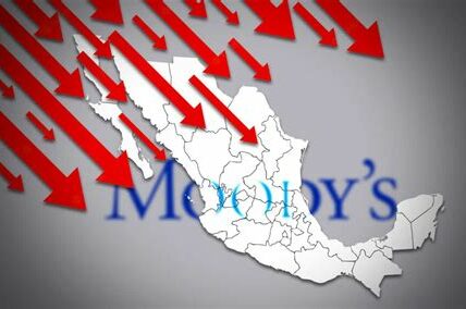 Moody's baja la perspectiva de México a "negativa", reflejando incertidumbres económicas y políticas que afectan la confianza inversora y desafíos fiscales crecientes.