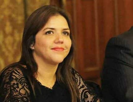 En tiempos de inestabilidad, Verónica Abad asume como vicepresidenta interina, enfrentando protestas sociales y desafíos económicos en Ecuador.