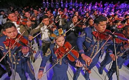 ¡El mariachi hace historia en CDMX con un récord Guinness, destacando la riqueza cultural mexicana! Más de 800 músicos celebran nuestra identidad musical.