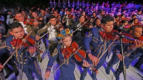 ¡El mariachi hace historia en CDMX con un récord Guinness, destacando la riqueza cultural mexicana! Más de 800 músicos celebran nuestra identidad musical.