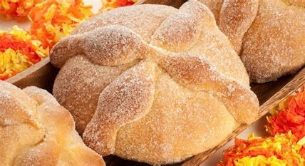 El pan de muerto conecta tradición y memoria, enriqueciendo la cultura mexicana cada Día de Muertos y aumentando significativamente las ventas panaderas en noviembre.