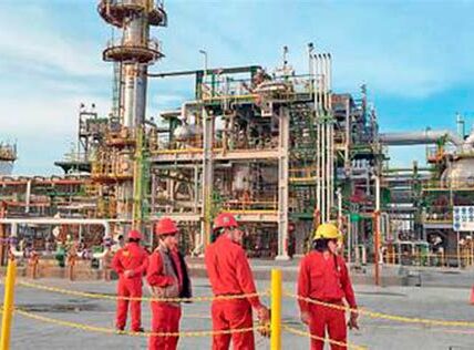 Pemex congela contratos para enfrentar deudas crecientes; busca estabilidad financiera ajustando gastos operativos y revaluando relaciones con proveedores.