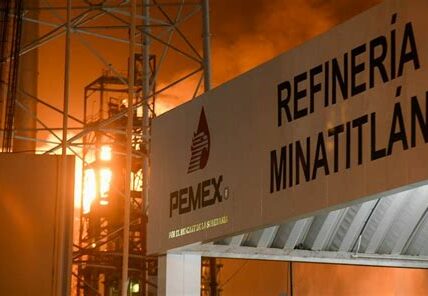 Pemex controla un incendio en Minatitlán sin víctimas; refuerzan medidas de seguridad para evitar futuros incidentes. Las investigaciones continuarán para determinar causas precisas.