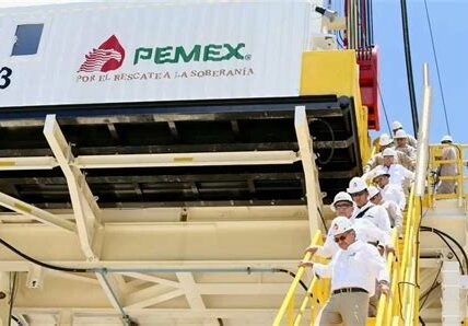 Pemex prioriza la reducción de deuda sacrificando pagos a proveedores, lo que genera tensión e incertidumbre en el sector energético.