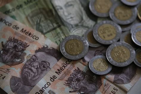 La incertidumbre electoral en EE.UU. provoca que el peso mexicano se deprecie, impactando la confianza en el mercado de divisas y generando volatilidad económica.