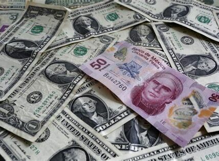 El peso mexicano modera pérdidas frente al dólar, cerrando en 20.39 pesos, impulsado por datos económicos de EE.UU. y expectativas sobre la Reserva Federal.