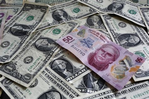 El peso mexicano modera pérdidas frente al dólar, cerrando en 20.39 pesos, impulsado por datos económicos de EE.UU. y expectativas sobre la Reserva Federal.