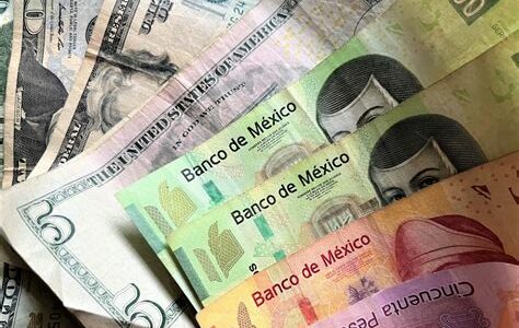 El peso mexicano enfrenta desafíos por incertidumbre global y factores locales, afectando el poder adquisitivo y el costo de importación. Se requiere manejo macroeconómico cuidadoso.