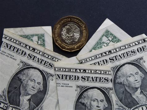 El peso mexicano se aprecia a 20.51 por dólar, reflejando su fortaleza gracias a la incertidumbre económica en EE.UU. y mejoras internas en México.