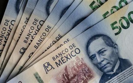 El peso mexicano cae frente al dólar, provocando preocupación económica y evaluaciones financieras urgentes para enfrentar la volatilidad del mercado.