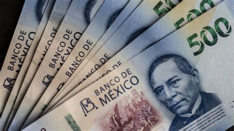 El peso mexicano cae frente al dólar, provocando preocupación económica y evaluaciones financieras urgentes para enfrentar la volatilidad del mercado.