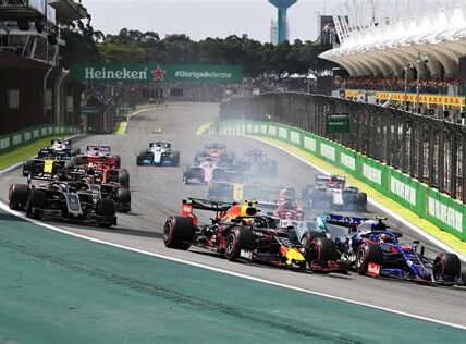 Interlagos desafía a pilotos con curvas cerradas y clima impredecible; Hamilton y Verstappen lideran el emocionante Gran Premio de Brasil. Afición mexicana apoya a Sergio Pérez.