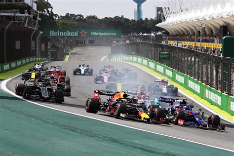 Interlagos desafía a pilotos con curvas cerradas y clima impredecible; Hamilton y Verstappen lideran el emocionante Gran Premio de Brasil. Afición mexicana apoya a Sergio Pérez.