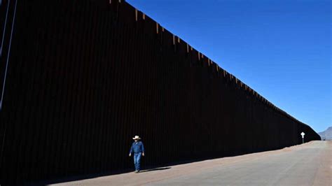 El plan de inmigración en Arizona podría profundizar la crisis laboral y elevar costos, afectando sectores clave como agricultura y construcción. Una decisión crítica se avecina.