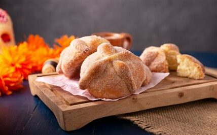 Celebra a tus seres queridos con el pan de muerto y atole; descubre cómo prepararlos para una ofrenda llena de sabor y tradición.