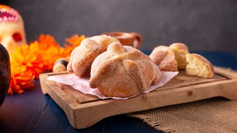 Celebra a tus seres queridos con el pan de muerto y atole; descubre cómo prepararlos para una ofrenda llena de sabor y tradición.