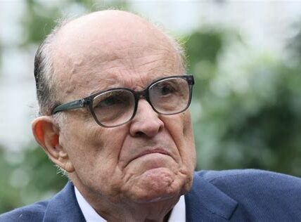 Rudy Giuliani enfrenta complicaciones legales crecientes mientras sus abogados intentan retirarse de un caso de difamación relacionado con las elecciones de 2020.