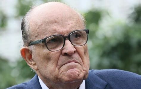 Rudy Giuliani enfrenta complicaciones legales crecientes mientras sus abogados intentan retirarse de un caso de difamación relacionado con las elecciones de 2020.