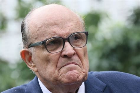 Rudy Giuliani enfrenta complicaciones legales crecientes mientras sus abogados intentan retirarse de un caso de difamación relacionado con las elecciones de 2020.