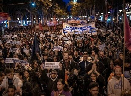 El aumento del alquiler en Barcelona presiona a familias, forzándolas a mudarse y gastar más en transporte. Necesitamos medidas urgentes para evitar esta crisis.