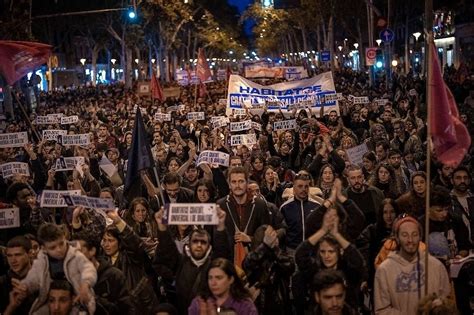 El aumento del alquiler en Barcelona presiona a familias, forzándolas a mudarse y gastar más en transporte. Necesitamos medidas urgentes para evitar esta crisis.