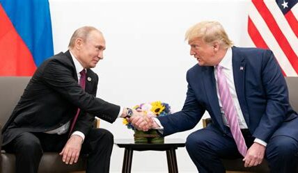 Putin elogia la inteligencia política de Trump, creyendo que las acusaciones aumentan su popularidad entre seguidores, destacando el pragmatismo en la diplomacia internacional.