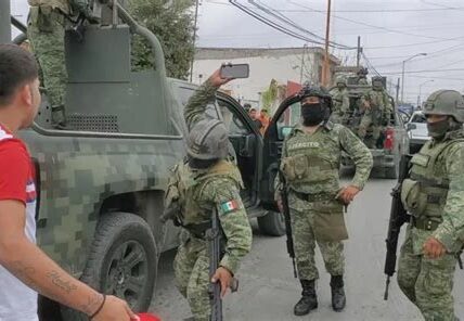 Habitantes de Nuevo Laredo denuncian abusos en retenes militares, generando preocupación por los derechos civiles y llamados a los derechos humanos.