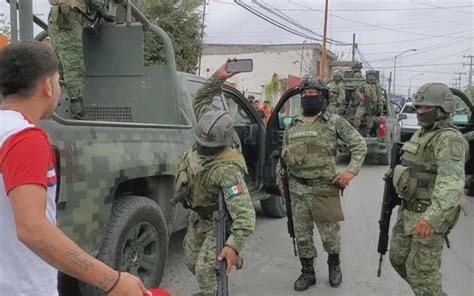 Habitantes de Nuevo Laredo denuncian abusos en retenes militares, generando preocupación por los derechos civiles y llamados a los derechos humanos.