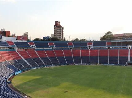 El Estadio Ciudad de los Deportes reabre, revitalizando la economía local y garantizando seguridad tras cumplir con exigencias legales y estructurales.