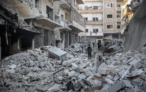 Alepo enfrenta intensos combates entre rebeldes y fuerzas gubernamentales, agravando la crisis humanitaria y destacando la fragilidad de las treguas en Siria.