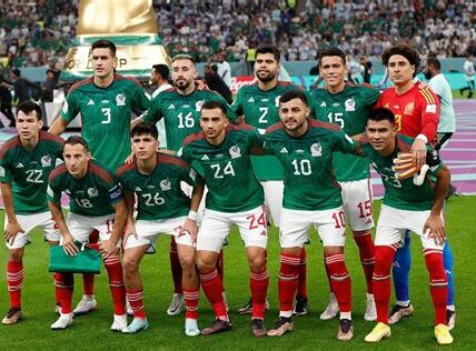 La Selección Mexicana enfrenta una crisis de desempeño que requiere reformas urgentes para recuperar el prestigio en el fútbol internacional. Compromiso y estrategia son esenciales.