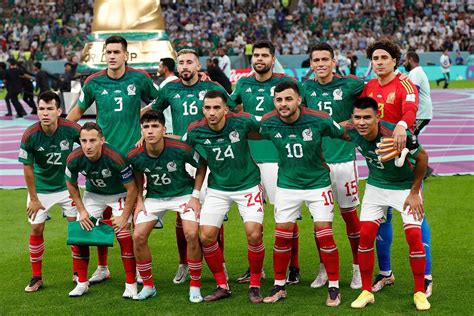 La Selección Mexicana enfrenta una crisis de desempeño que requiere reformas urgentes para recuperar el prestigio en el fútbol internacional. Compromiso y estrategia son esenciales.