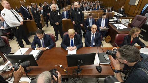 El juicio de Trump por pagos a Stormy Daniels se retrasa; la jueza necesita más tiempo para revisar evidencias y asegurar un veredicto justo.