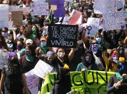 Retroceso alarmante en los derechos de las mujeres en América Latina, enfrentando restricciones de salud, desigualdades laborales y violencia de género. La lucha sigue firme.