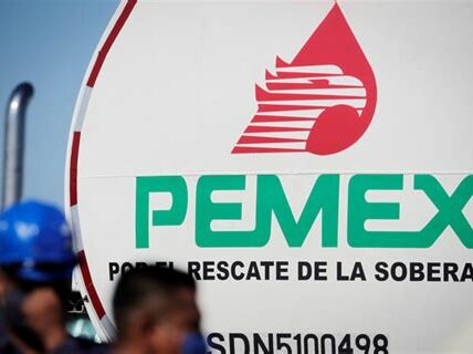 La deuda de Pemex supera los 100 mil millones de dólares, amenazando su operación y estabilidad económica nacional. Urgen medidas para mejorar eficiencia y buscar alianzas estratégicas.